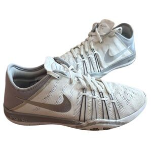 💥 NIKE FREE TR 6 ATHLETIC SHOES WHITE/SILVER/GRAY WOMENS 7.5